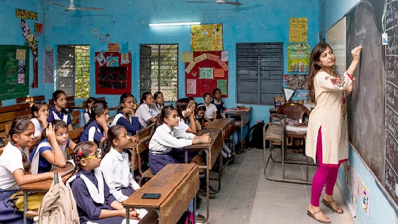সরকারি প্রাথমিকের শিক্ষকদের উপস্থিতি নিয়ে নতুন নির্দেশনা