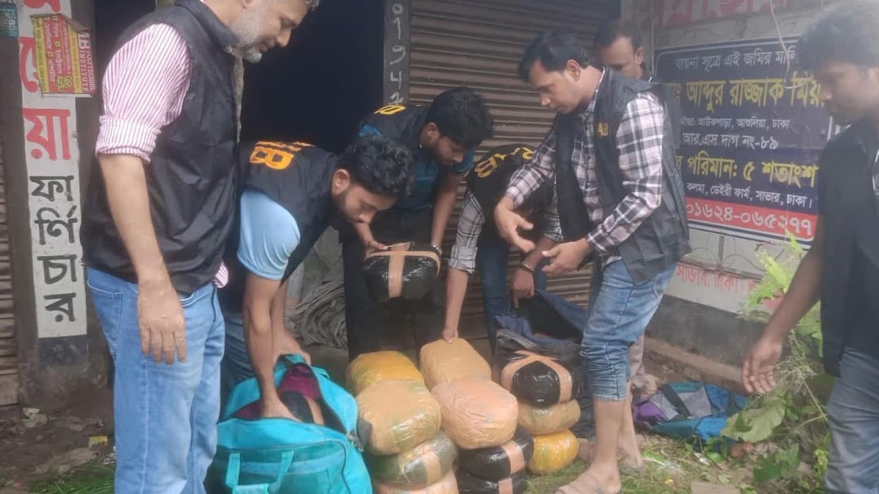 মুদি দোকান থেকে ৪০ কেজি গাঁজা উদ্ধার, নারী আটক