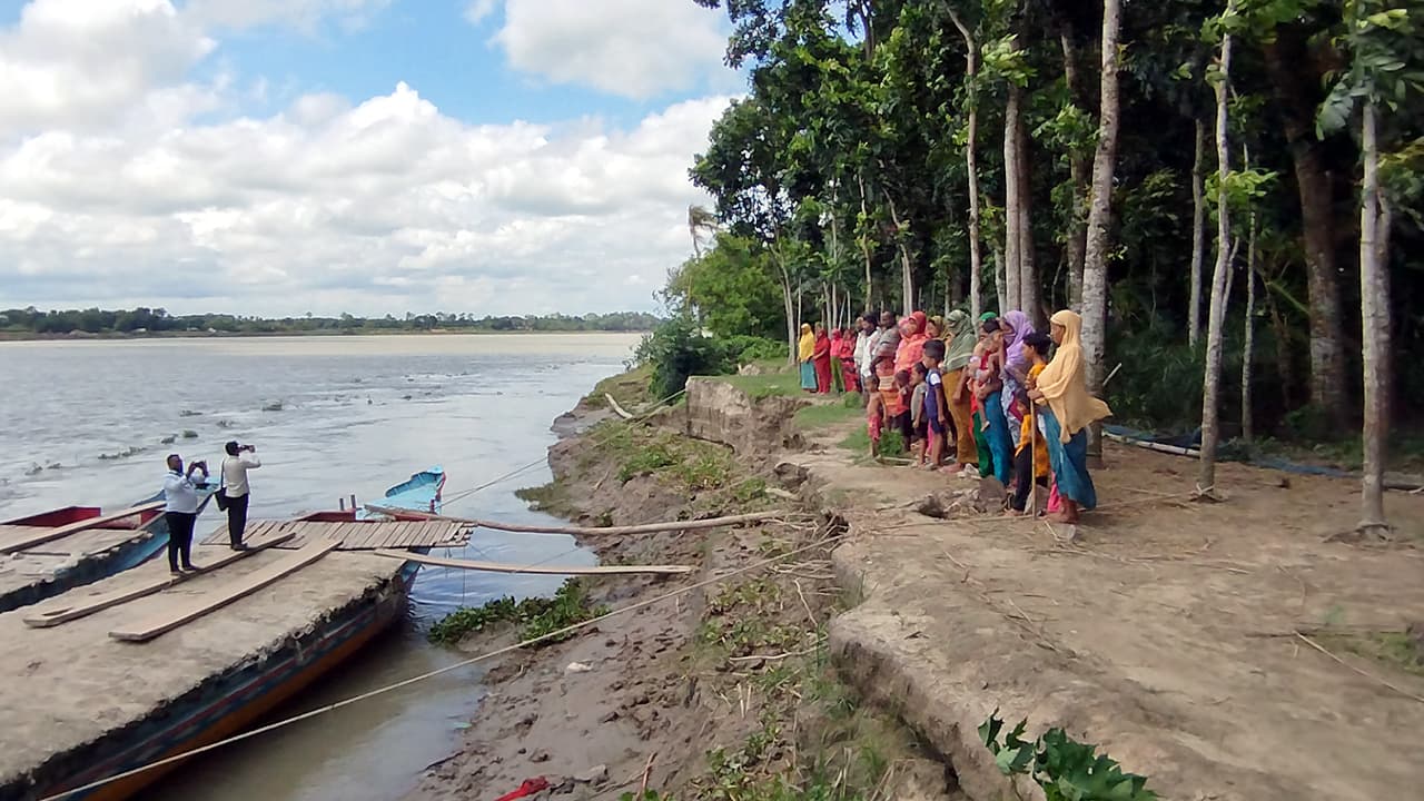 ঘুম ভাঙে নদীর শব্দে, সকাল হয় নতুন আতঙ্কে