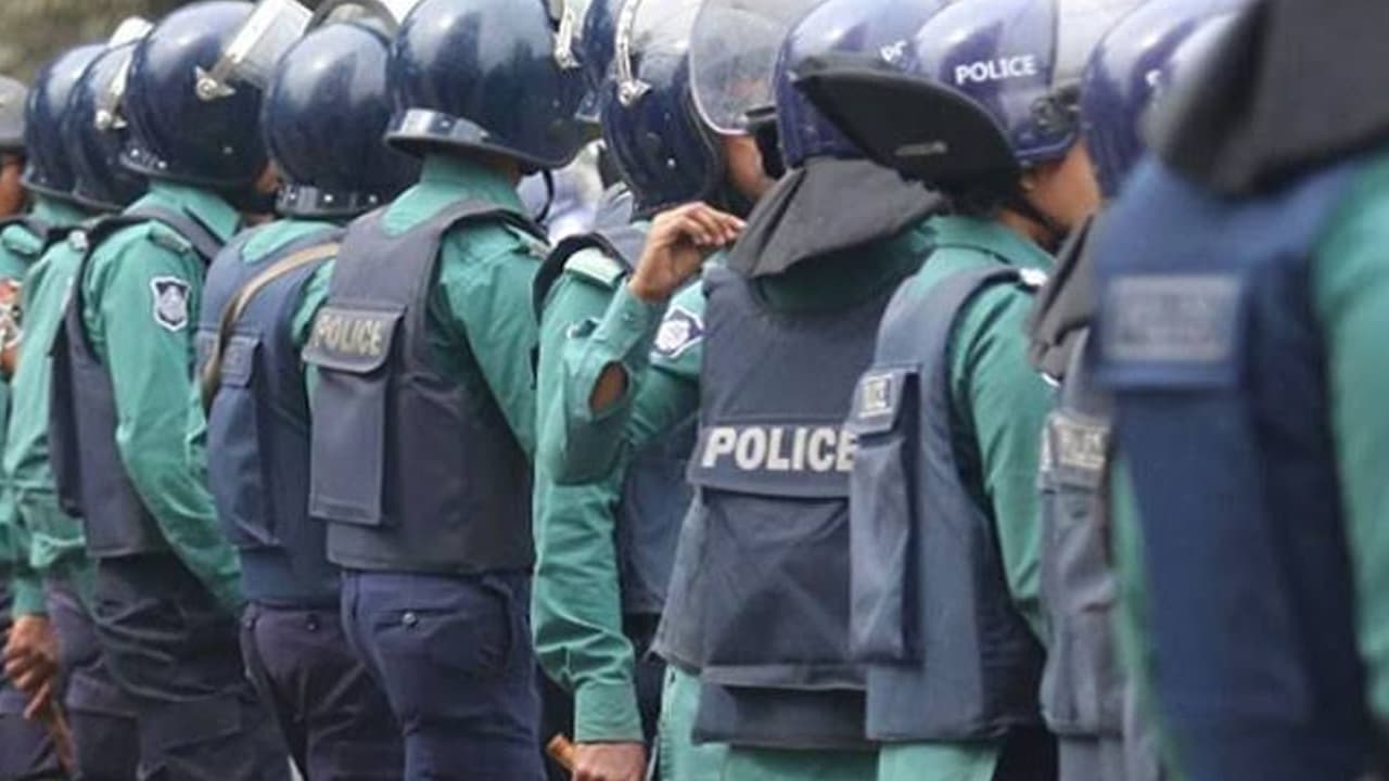 অস্ত্র উদ্ধার অভিযান/আশুলিয়ায় পুলিশের ওপর সন্ত্রাসীদের হামলা