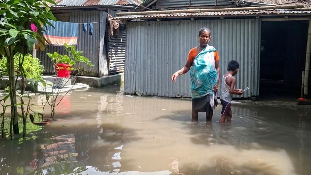 সামান্য বৃষ্টিতেই জলাবদ্ধতা, পানিবন্দি শতাধিক পরিবার