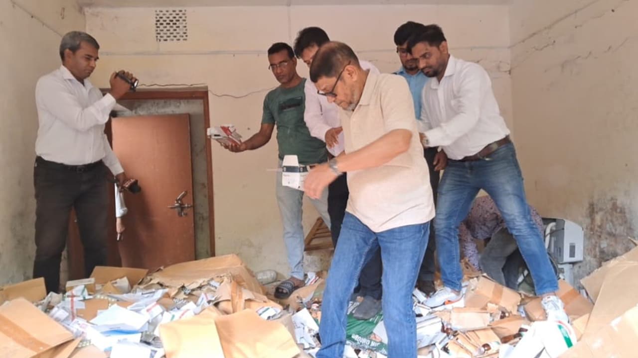 হঠাৎ স্বাস্থ্য কমপ্লেক্সে স্বাস্থ্যমন্ত্রী, শৌচাগারে দেখলেন সরকারি ওষুধ