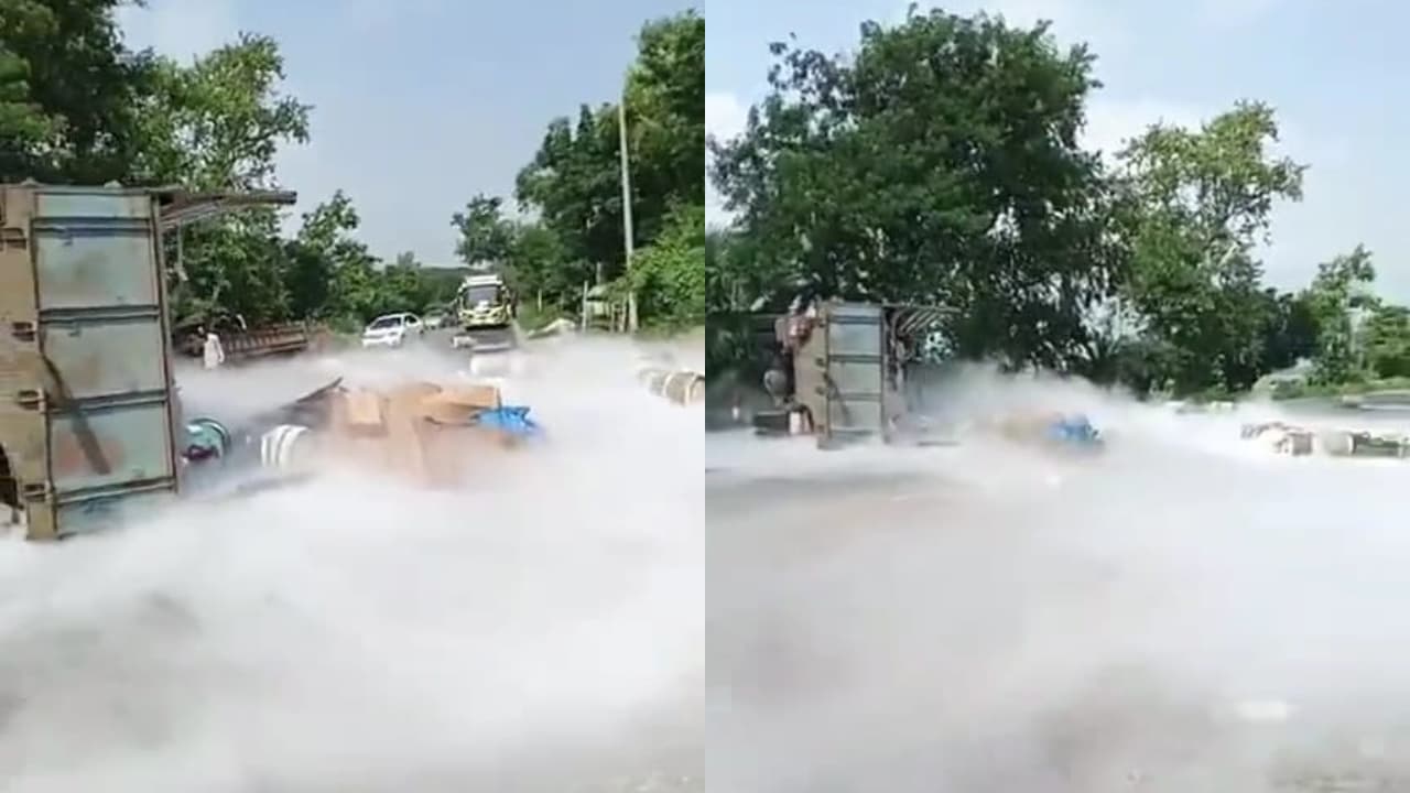 সড়কে ট্রাক উল্টে চারদিকে ছড়িয়ে পড়ল গ্যাস