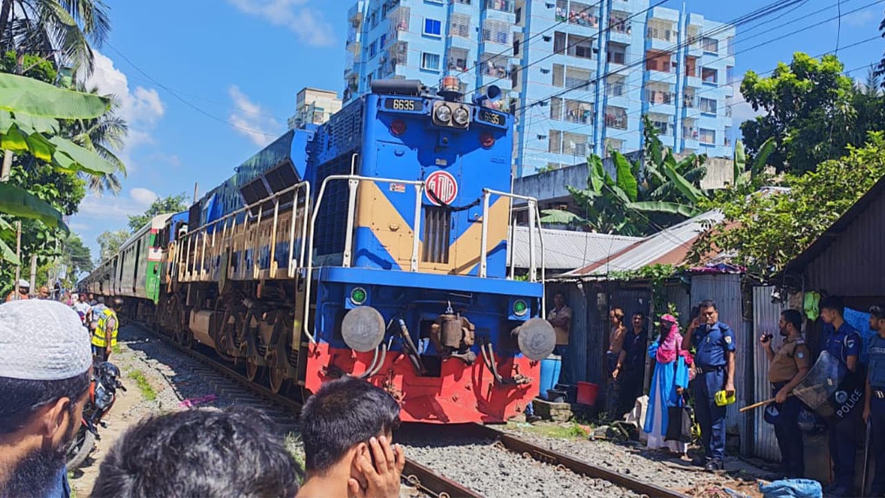 কুষ্টিয়ায় চলন্ত ট্রেনে দুই যাত্রীকে ছুরিকাঘাত করলেন টিকিট পরীক্ষক