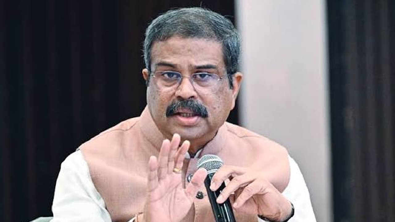 ভারতের শিক্ষামন্ত্রীর পদত্যাগ, কেজরিওয়ালের অভিনন্দন