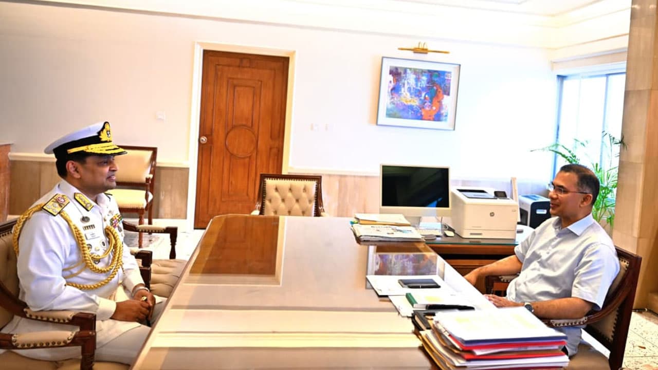 প্রধানমন্ত্রীর সঙ্গে নবনিযুক্ত নৌবাহিনী প্রধানের সৌজন্য সাক্ষাৎ