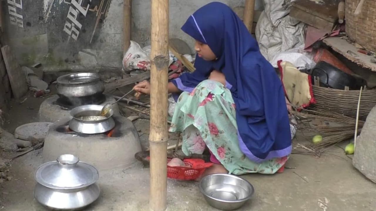 ক্যান্সারে ধুঁকছেন মা, পরিবারের দায়িত্ব এখন ১০ বছরের মরিয়মের কাঁধে