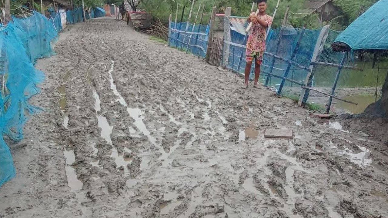 আশাশুনিতে টানা বর্ষণে বিপর্যস্ত ১২ কিমি রাস্তা, দুর্ভোগে চার গ্রামের মানুষ