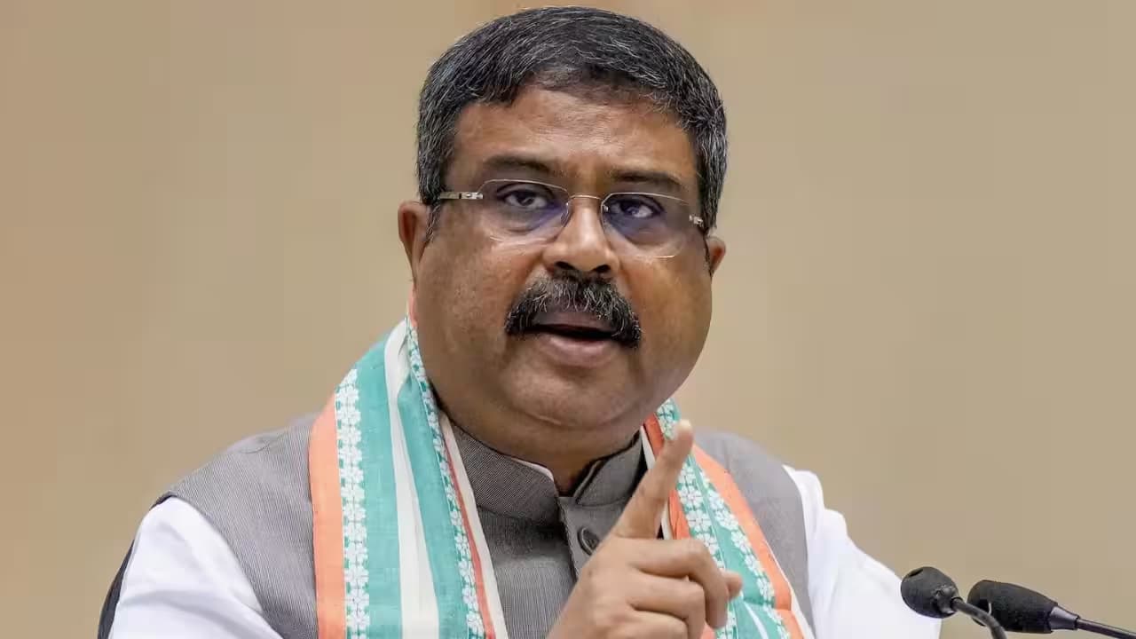 প্রশ্নফাঁসের প্রতিবাদ করতে গিয়েই রাজনীতিতে উত্থান, প্রশ্নফাঁসেই পতন