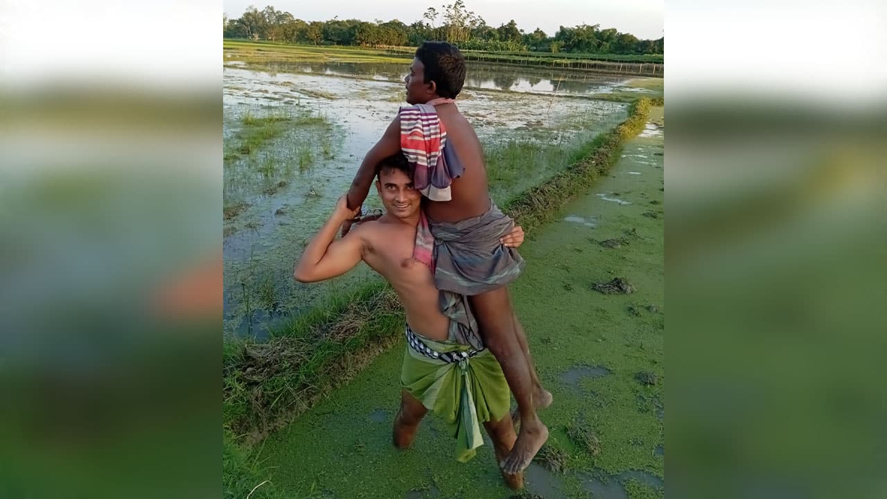 কৃষকবেশে আসামি ধরলেন পুলিশ সদস্য