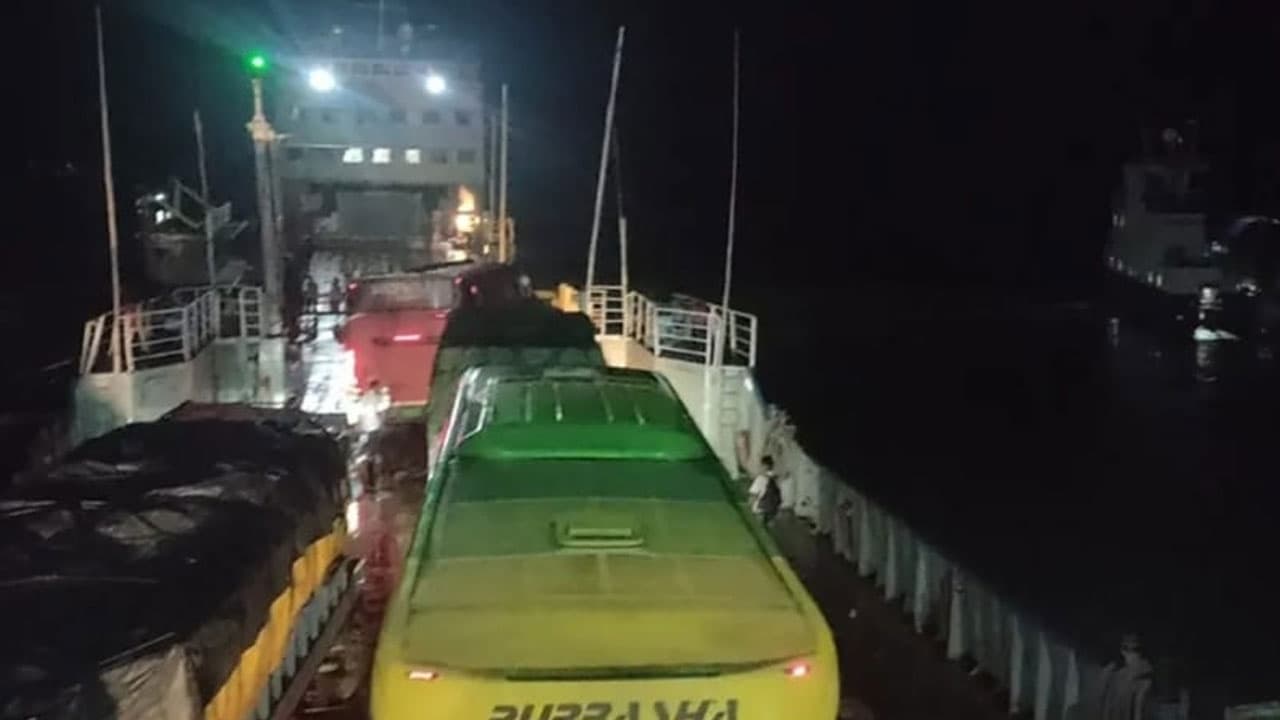 চলন্ত ফেরি থেকে পদ্মায় ঝাঁপ দিয়ে নারী নিখোঁজ