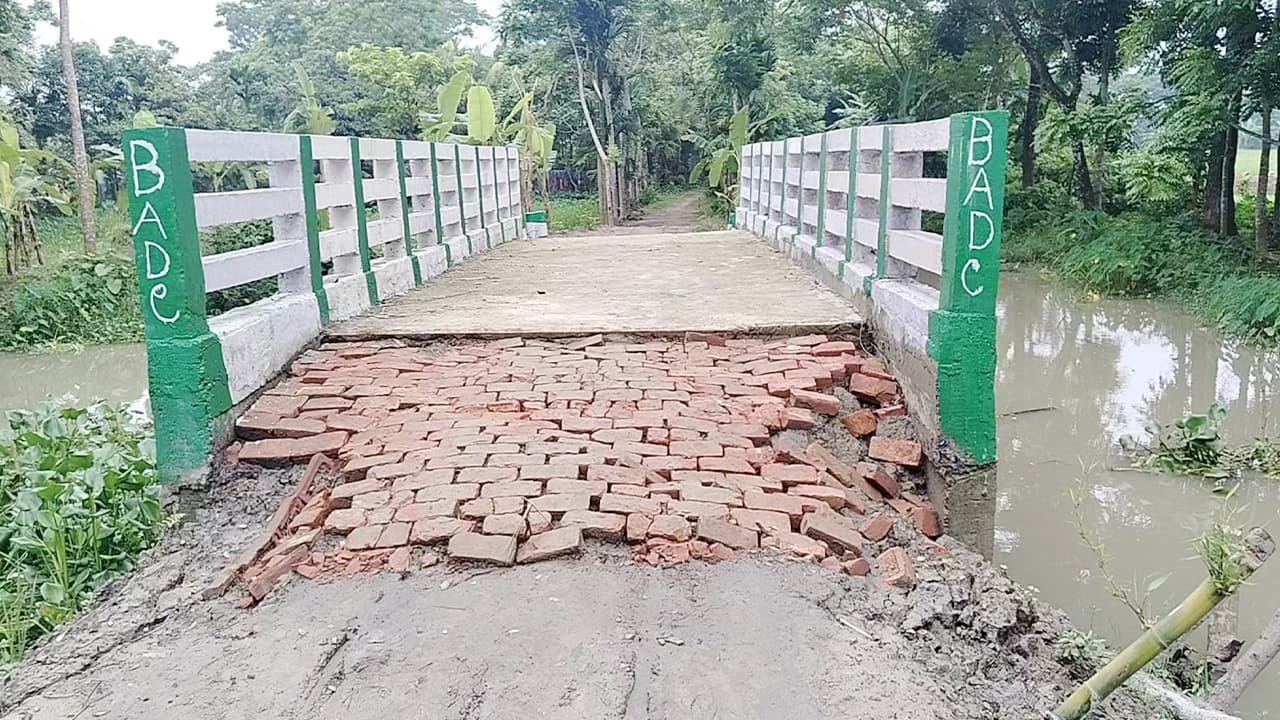 বিল পরিশোধের পরই ধসে পড়ল কালভার্টের সংযোগ সড়ক