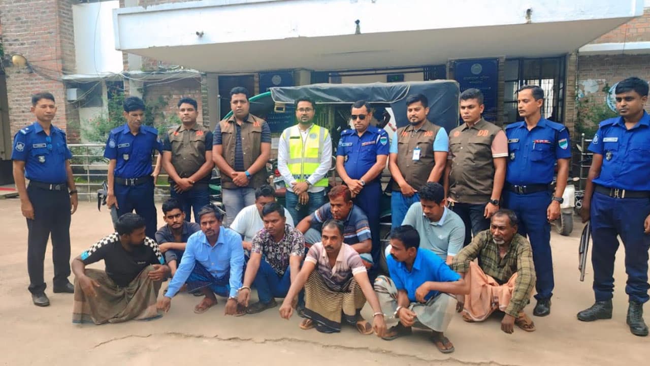 ঝিনাইদহে ইজিবাইক ছিনতাই চক্রের ১০ সদস্য গ্রেপ্তার