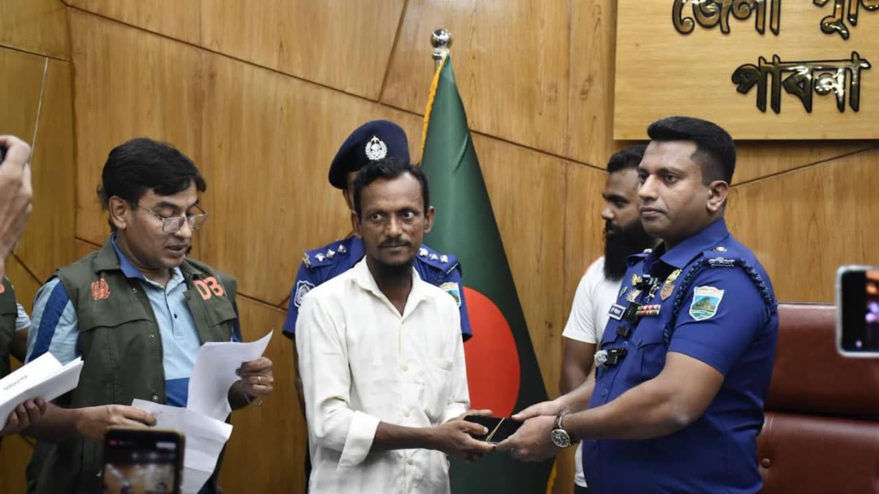 পাবনায় এক মাসে উদ্ধার ৫৪ হারানো মোবাইল, মালিকদের কাছে হস্তান্তর