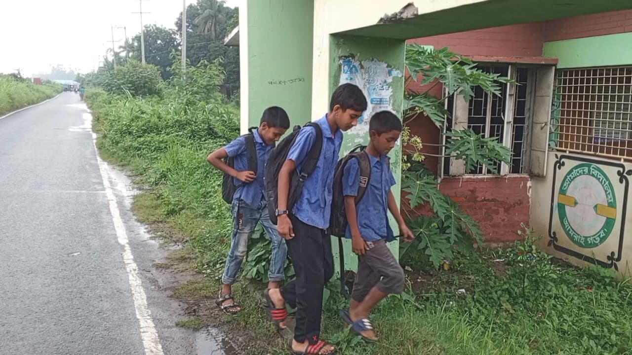 মহাসড়কের পাশে বিদ্যালয়, দুর্ঘটনার আশঙ্কায় কমছে শিক্ষার্থী