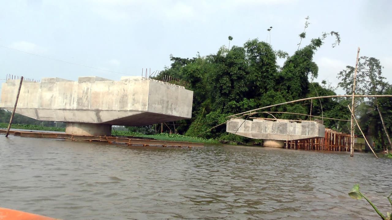 তিন বছরেও শেষ হয়নি সেতুর কাজ, ভোগান্তিতে ১০ গ্রামের মানুষ