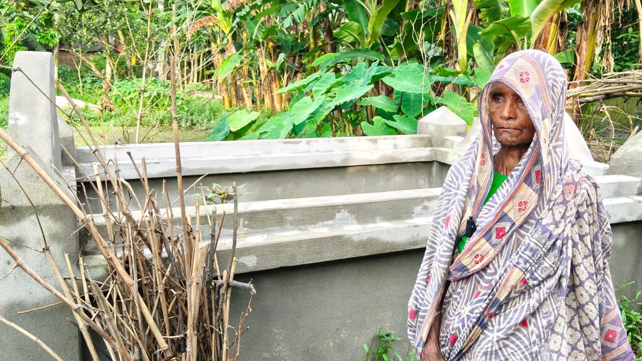 সন্তানদের অবহেলা/জীবিত থাকতেই কবর তৈরি করে রাখলেন বৃদ্ধা