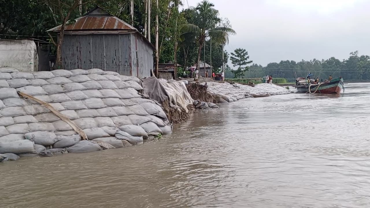 ভাঙনস্থলের পাশ থেকেই বালু উত্তোলন করে জিওব্যাগ ফেলছে পাউবো