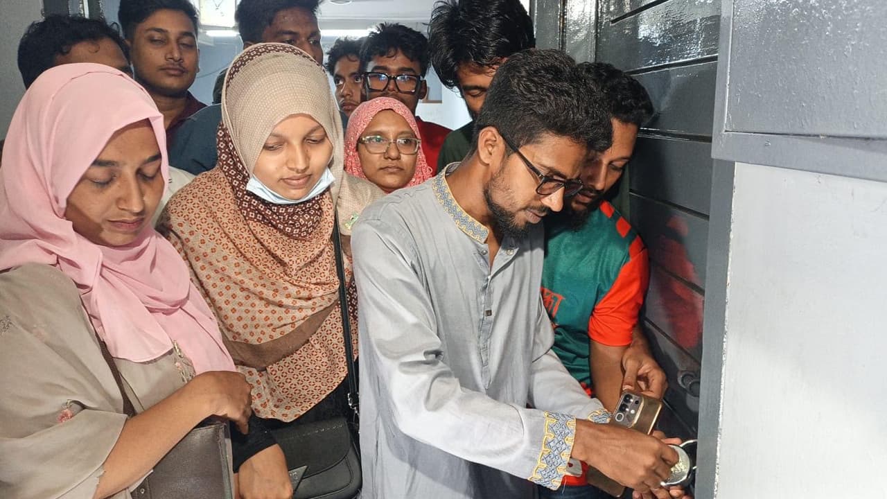 ‎বরিশালে ‎সিভিল সার্জনের অপসারনের দাবিতে কক্ষে তালা