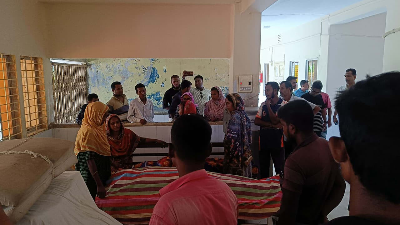 স্বামীকে খুঁজতে পানিতে নেমে প্রাণ গেল দুজনেরই