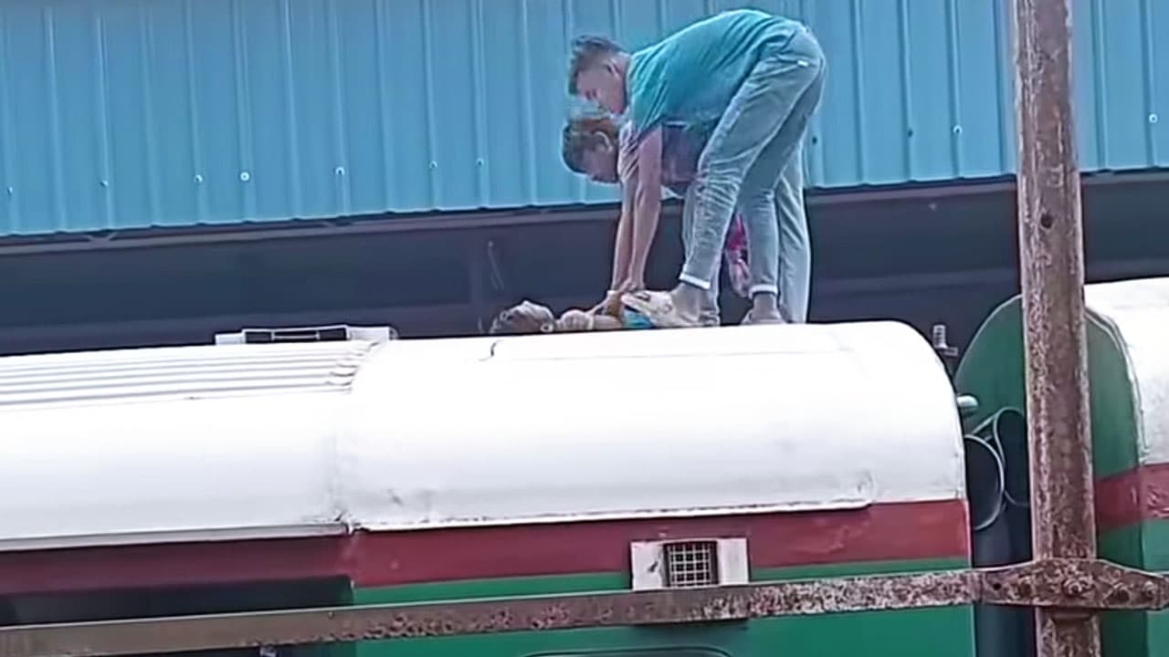 রাজবাড়ীতে মধুমতি এক্সপ্রেসের ছাদ থেকে যুবকের মরদেহ উদ্ধার