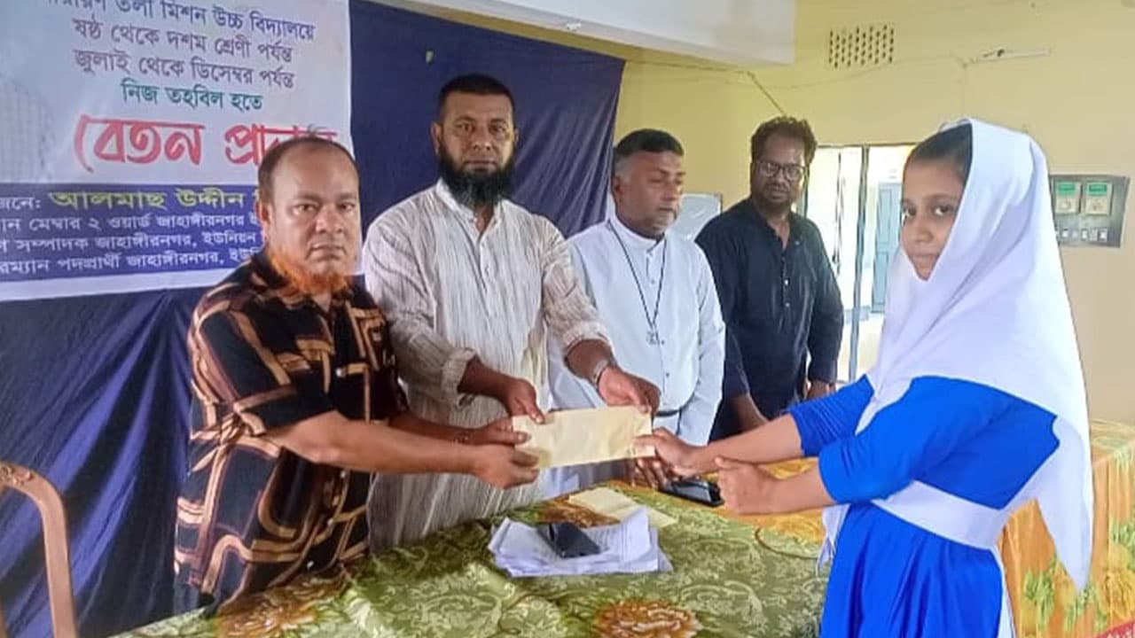 ৩০ জন শিক্ষার্থীর ৬ মাসের বেতন দিলেন ইউপি সদস্য