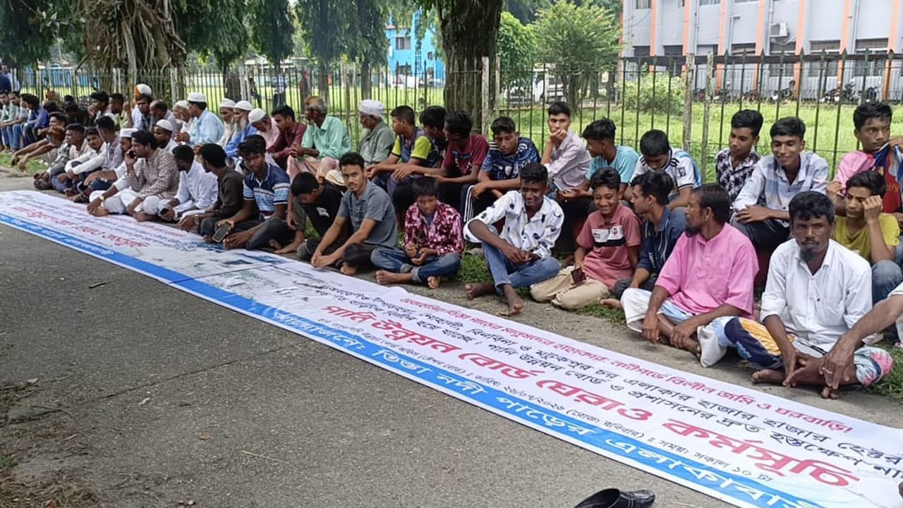তিস্তার ভাঙন রোধে জিওব্যাগ ফেলার দাবিতে পাউবো কার্যালয় ঘেরাও