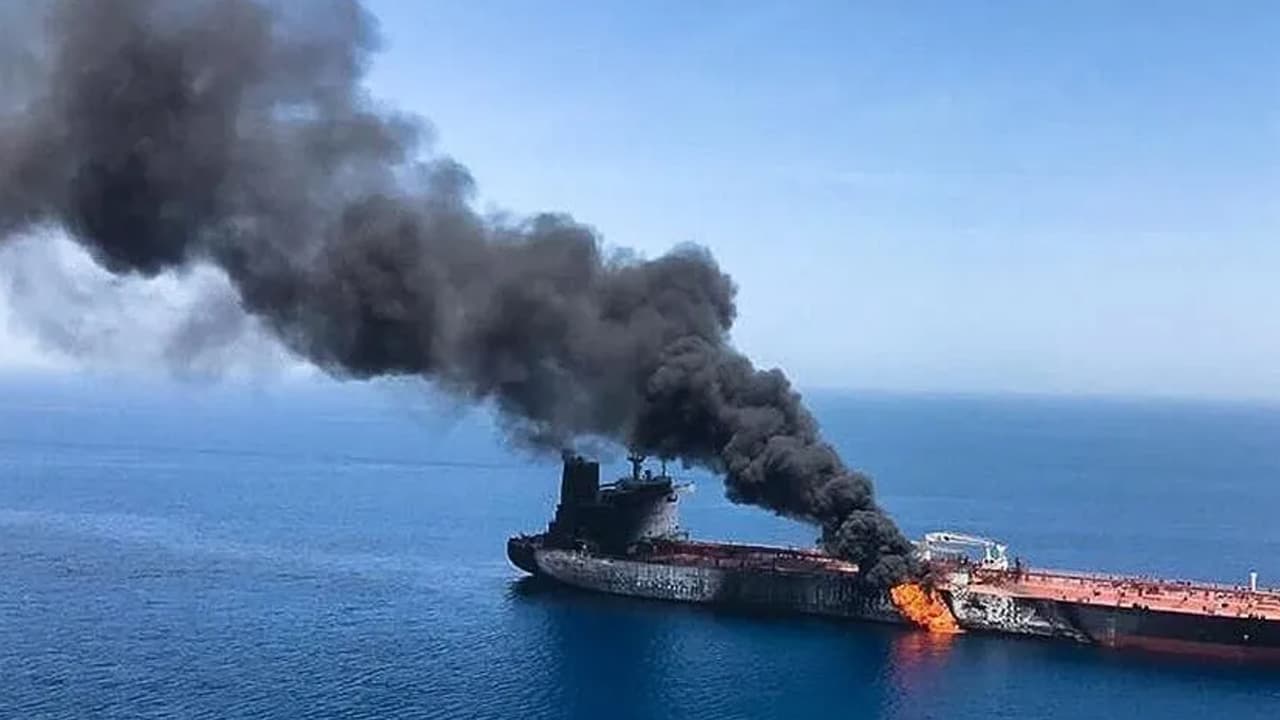 হরমুজে মাইনের আঘাতে ট্যাংকারে বিস্ফোরণ