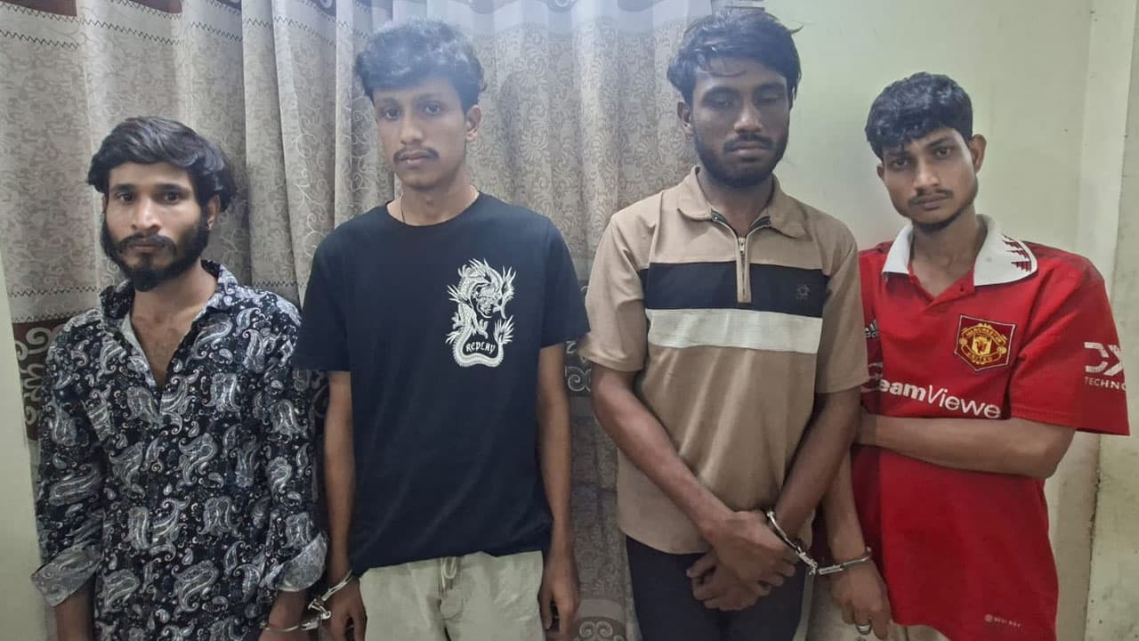মোহাম্মদপুরে পুলিশ সদস্যকে ছুরিকাঘাত, চট্টগ্রাম থেকে ৪ যুবক গ্রেপ্তার