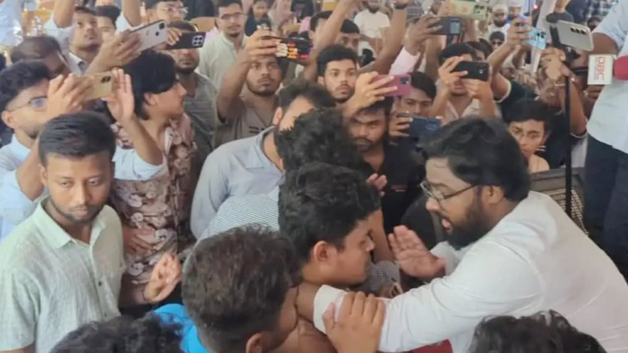 ইবিতে ছাত্রশক্তি ও বৈষম্যবিরোধী নেতাকর্মীদের বাগ্‌বিতণ্ডা