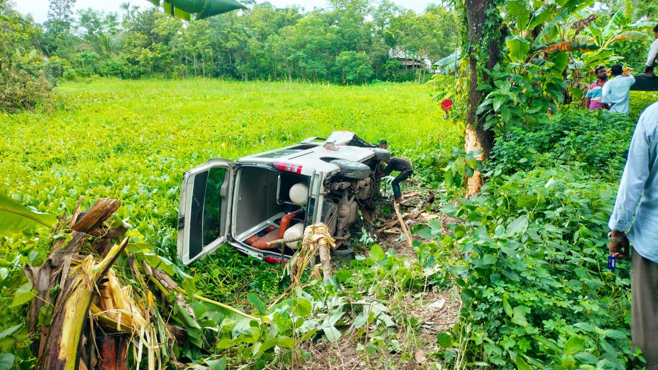 ঝালকাঠিতে রোগী নিয়ে খাদে পড়ল অ্যাম্বুলেন্স