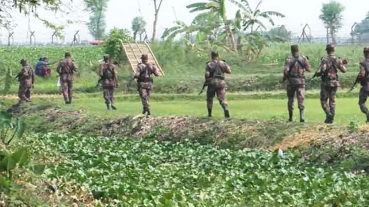 মাটিরাঙ্গায় বিজিবির সঙ্গে চোরাকারবারীদের গোলাগুলি, অস্ত্র উদ্ধার