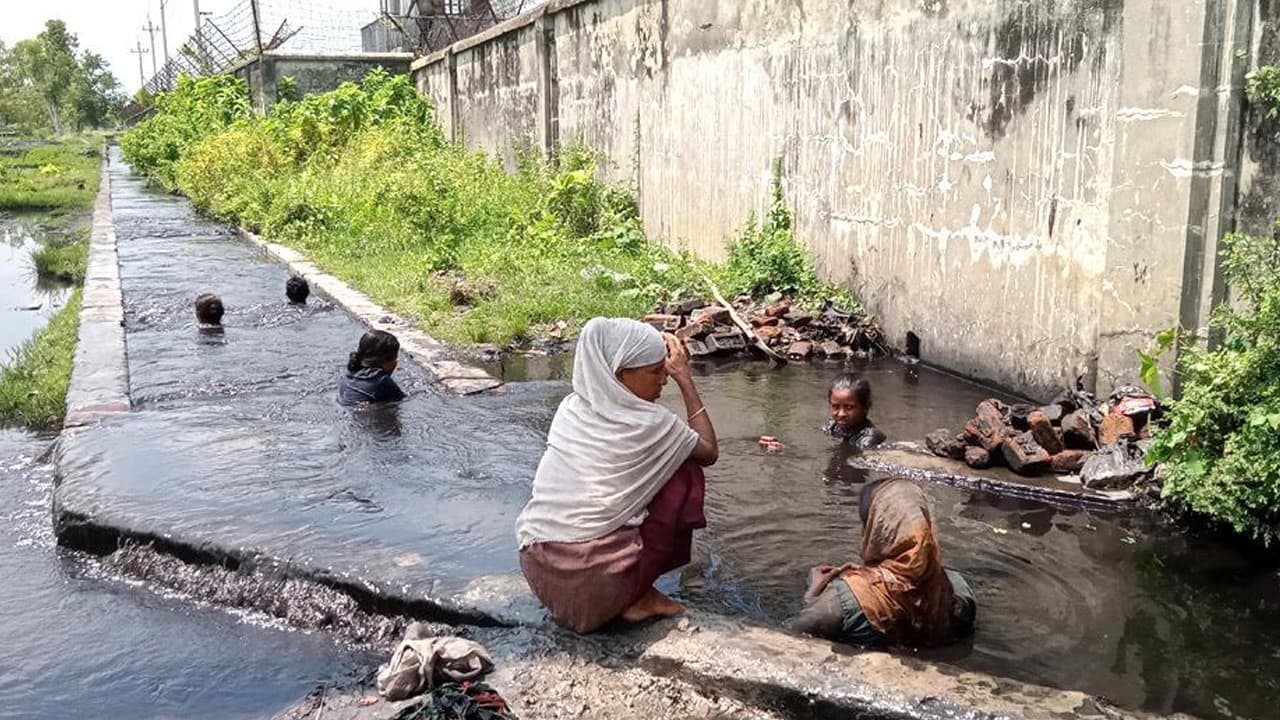 বড়পুকুরিয়া খনির বিষাক্ত ড্রেনে কয়লা সংগ্রহ করে জীবনযুদ্ধ শতাধিক নারীর