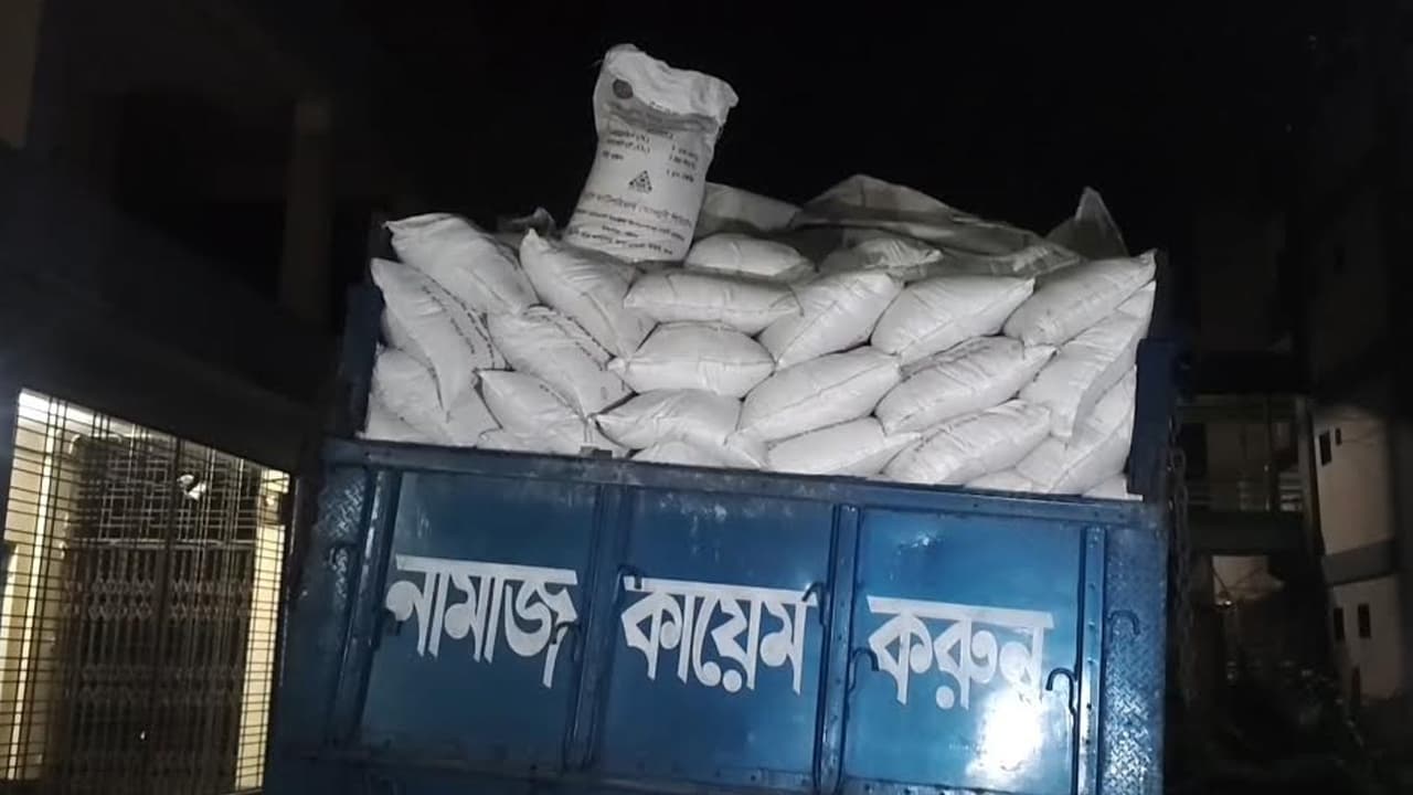 ঠাকুরগাঁওয়ে চালানবিহীন ৩৮০ বস্তা ডিএপি সার জব্দ