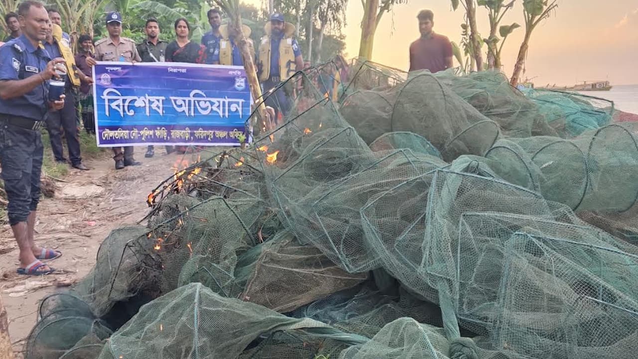 পদ্মায় নৌ পুলিশের অভিযান: ৫২টি নিষিদ্ধ চায়না দুয়ারি জাল জব্দ ও ধ্বংস
