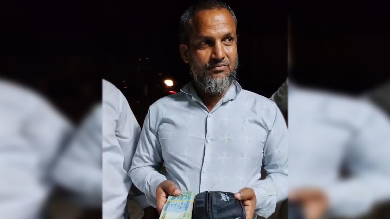 কুড়িগ্রামে ঝালমুড়ি বিক্রেতার সততা: কুড়িয়ে পাওয়া ৩৭ হাজার টাকা ফেরত