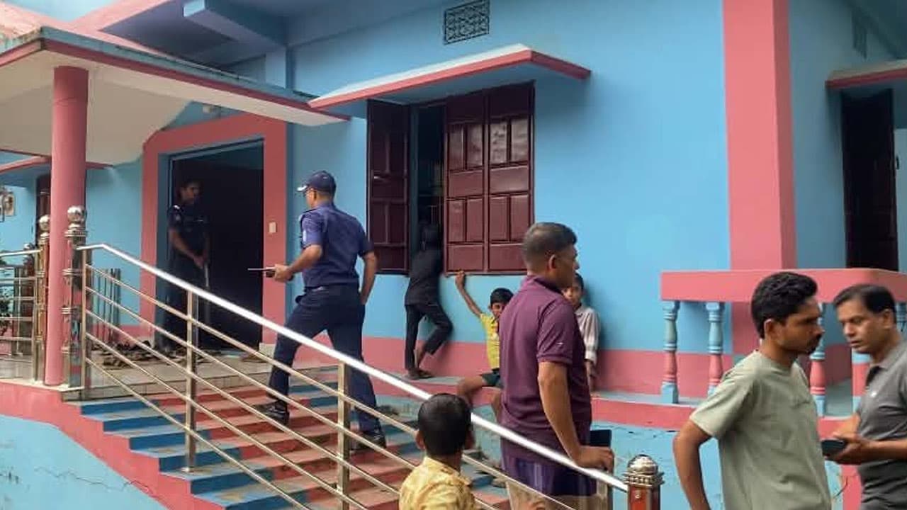 অস্ত্রের মুখে ৪০ মিনিটের ডাকাতি, লুট ১৭ ভরি স্বর্ণ ও ৮ লাখ টাকা