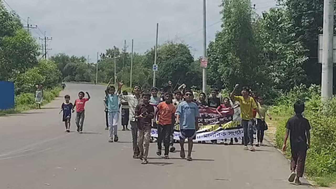 ফটিকছড়ি উত্তরে সদরদপ্তরের স্থান পরিবর্তনের দাবিতে ৪৮ ঘণ্টার হরতাল, স্থবির জনজীবন