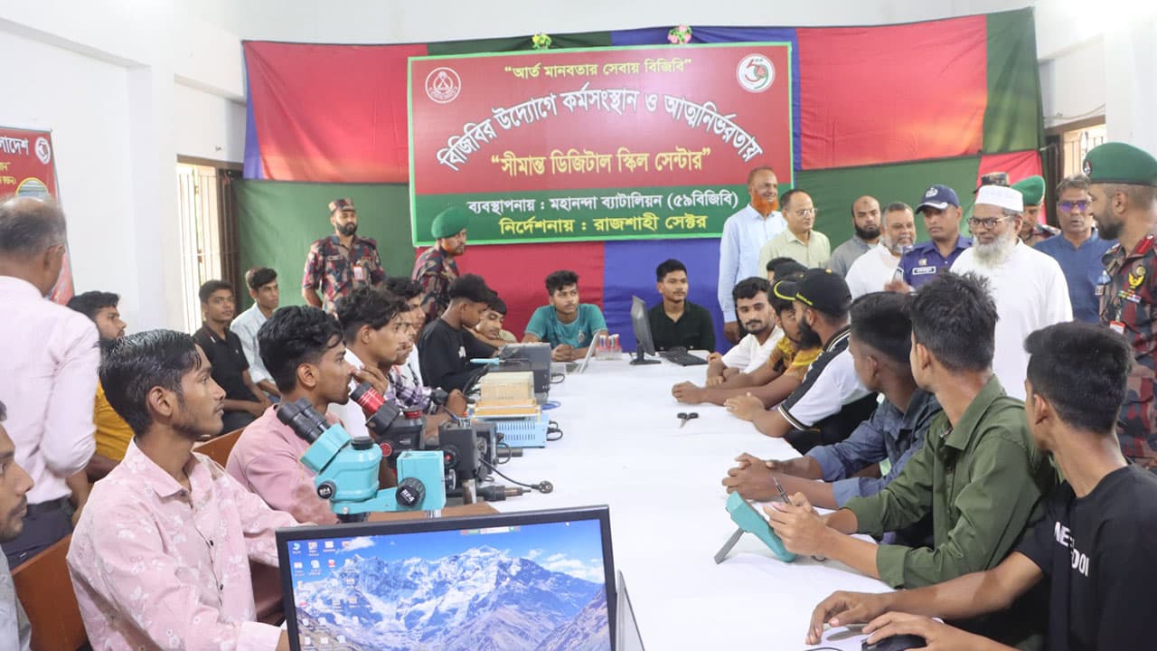 সীমান্তে অপরাধ দমনে বেকার যুবকদের কারিগরি প্রশিক্ষণ দিচ্ছে বিজিবি