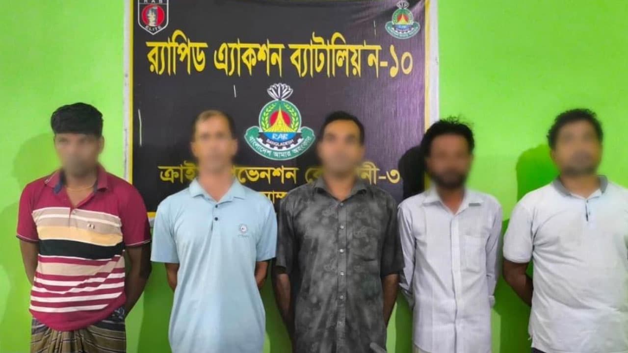 রাজবাড়ীতে র‌্যাবের অভিযানে ৫ অস্ত্রধারী আটক, উদ্ধার ৫টি আগ্নেয়াস্ত্র