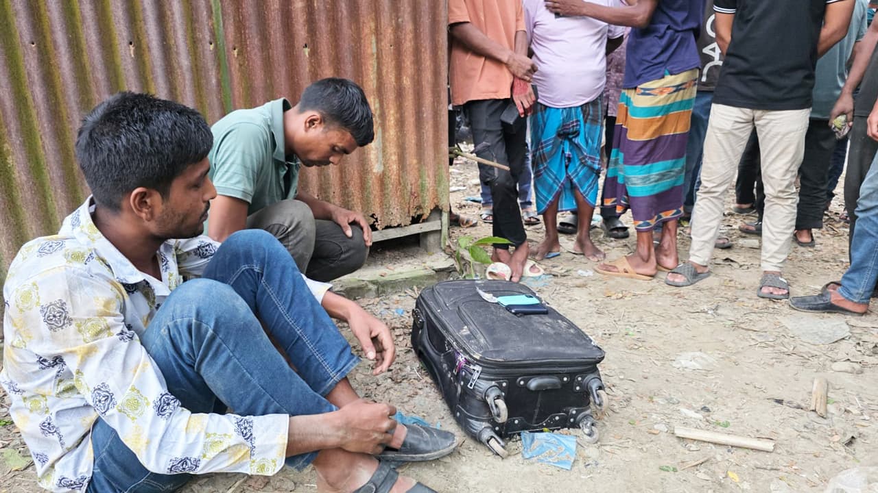 মানিকগঞ্জে হেরোইনসহ দুই যুবক আটক, গণপিটুনির পর তিন মাসের কারাদণ্ড