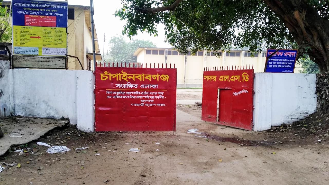চাঁপাইনবাবগঞ্জে ধারণক্ষমতার চেয়ে বেশি খাদ্যশস্য মজুত, সংগ্রহ অভিযানে সংকট