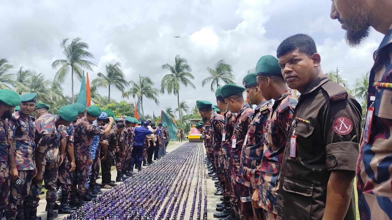 সাতক্ষীরায় বিজিবির অভিযানে উদ্ধারকৃত ৩২ কোটি টাকার মাদক ধ্বংস