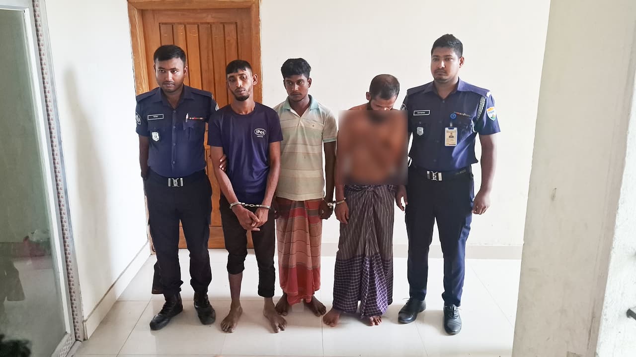 শরীয়তপুরে স্বামীকে বেঁধে রেখে স্ত্রীকে সংঘবদ্ধ ধর্ষণ, ৩ আটক