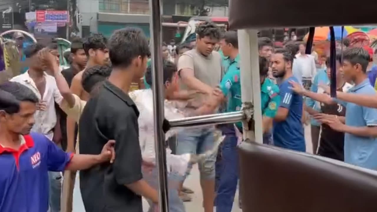 চট্টগ্রামে ট্রাফিক পুলিশ সদস্যদের ওপর অটোরিকশাচালকদের অতর্কিত হামলা
