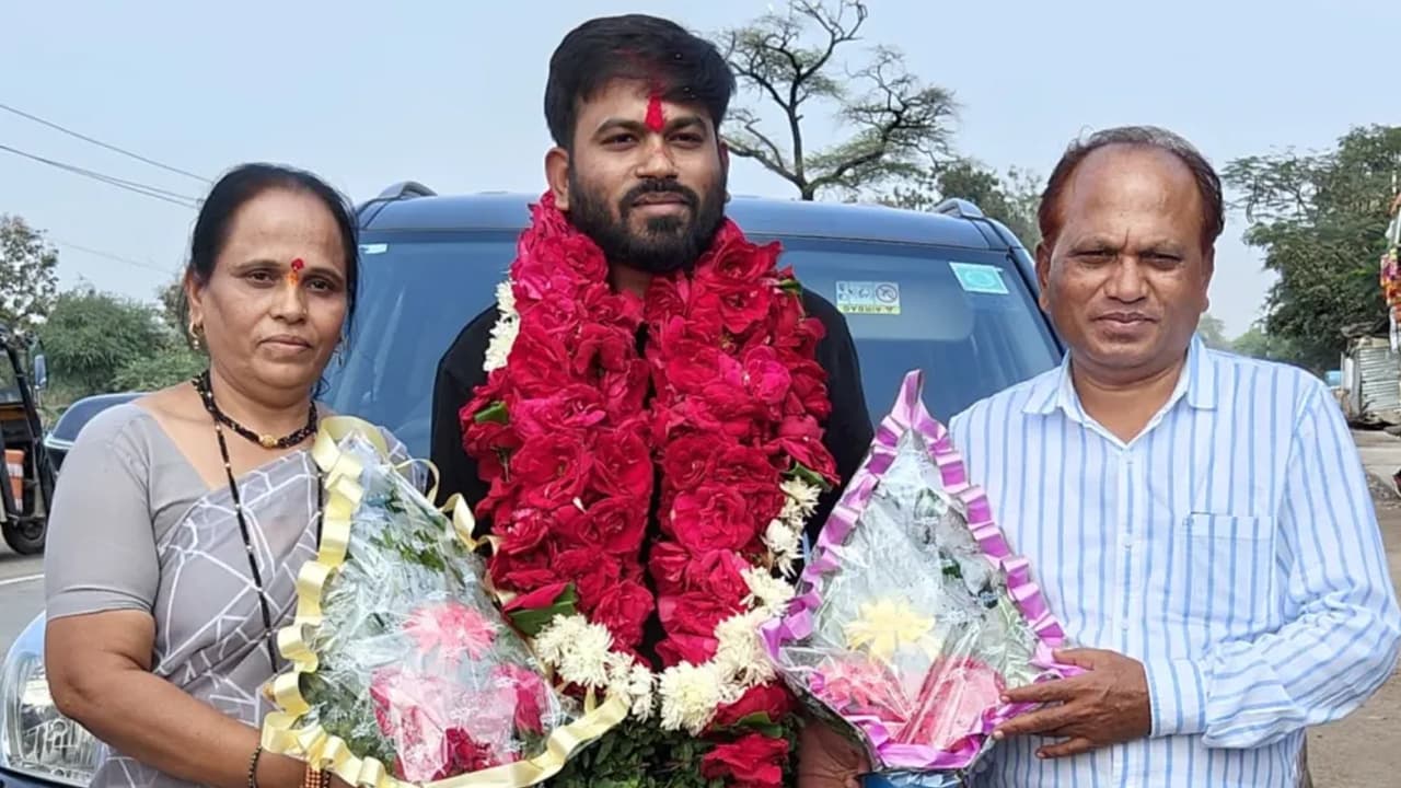 বিয়ের প্রস্তাবে ভেসে যাচ্ছেন ককরোচ নেতা অভিজিৎ দীপক
