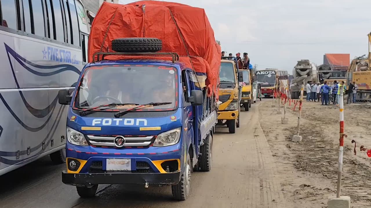 এলেঙ্গায় গ্যাস লাইনে ফাটল, উত্তরবঙ্গমুখী লেনে দীর্ঘ যানজট