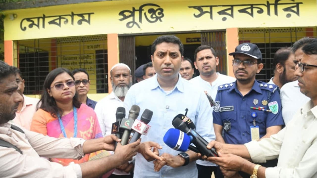 গান শোনা নিয়ে সমালোচনা কেন: প্রশ্ন প্রাথমিক ও গণশিক্ষা প্রতিমন্ত্রীর