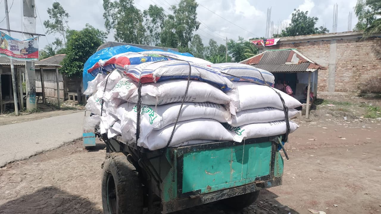 শ্যামনগরে বিএডিসির ৫৭ বস্তা সার জব্দ