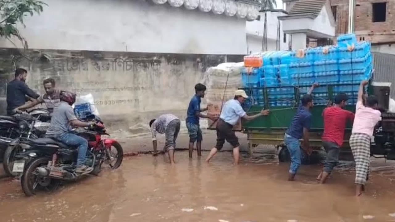 মতলব-গৌরীপুর-পেন্নাই সড়কের করুণ দশা, ঝুঁকি নিয়ে চলাচল করছেন যাত্রী-চালকরা